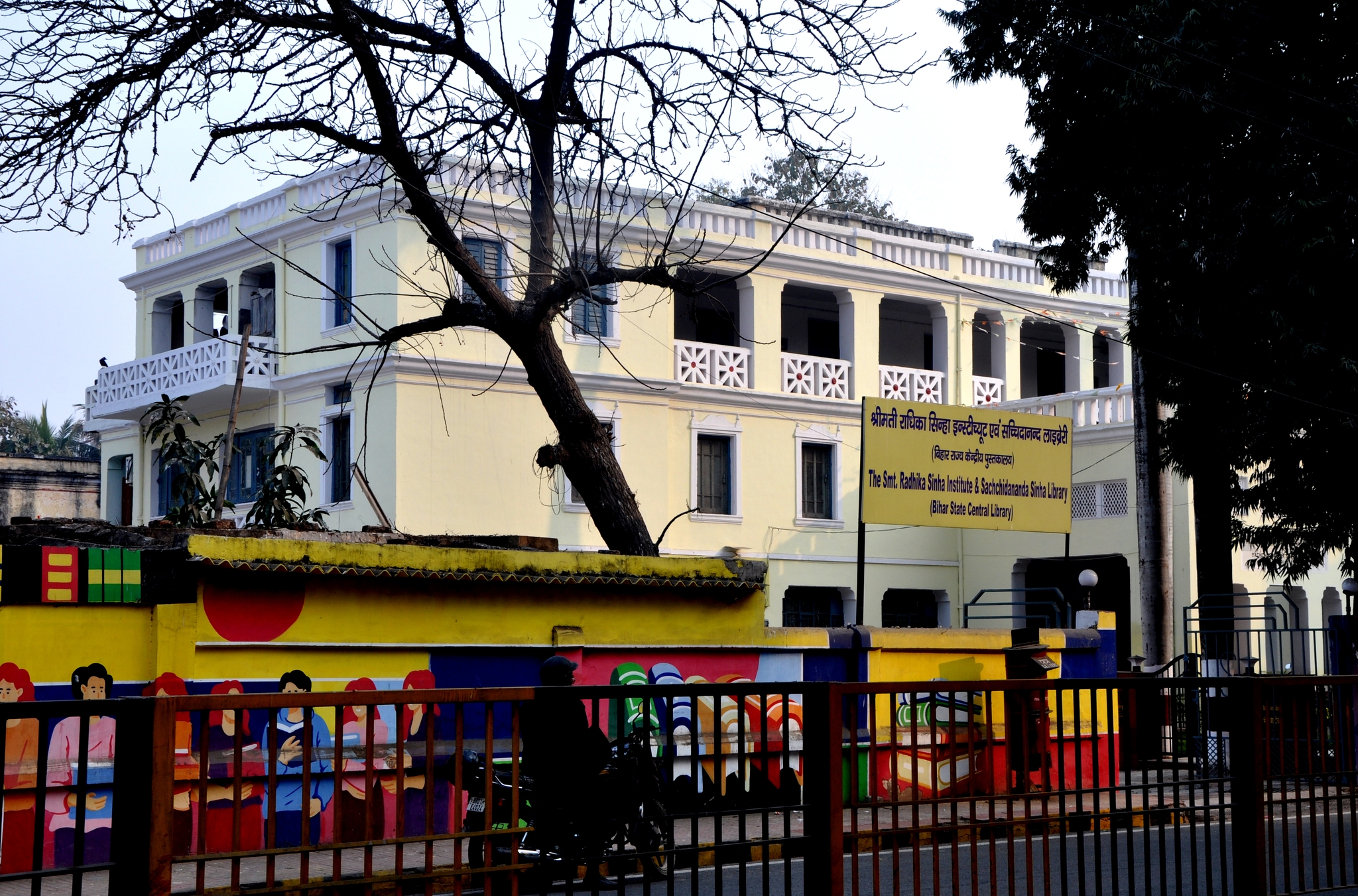 भारत में पुस्तकालयों की स्थिति '30 जनवरी' से बेहतर नहीं है। दो किताबों के बीच अब तो कोई सुन्दर चेहरा भी नहीं दिखता 