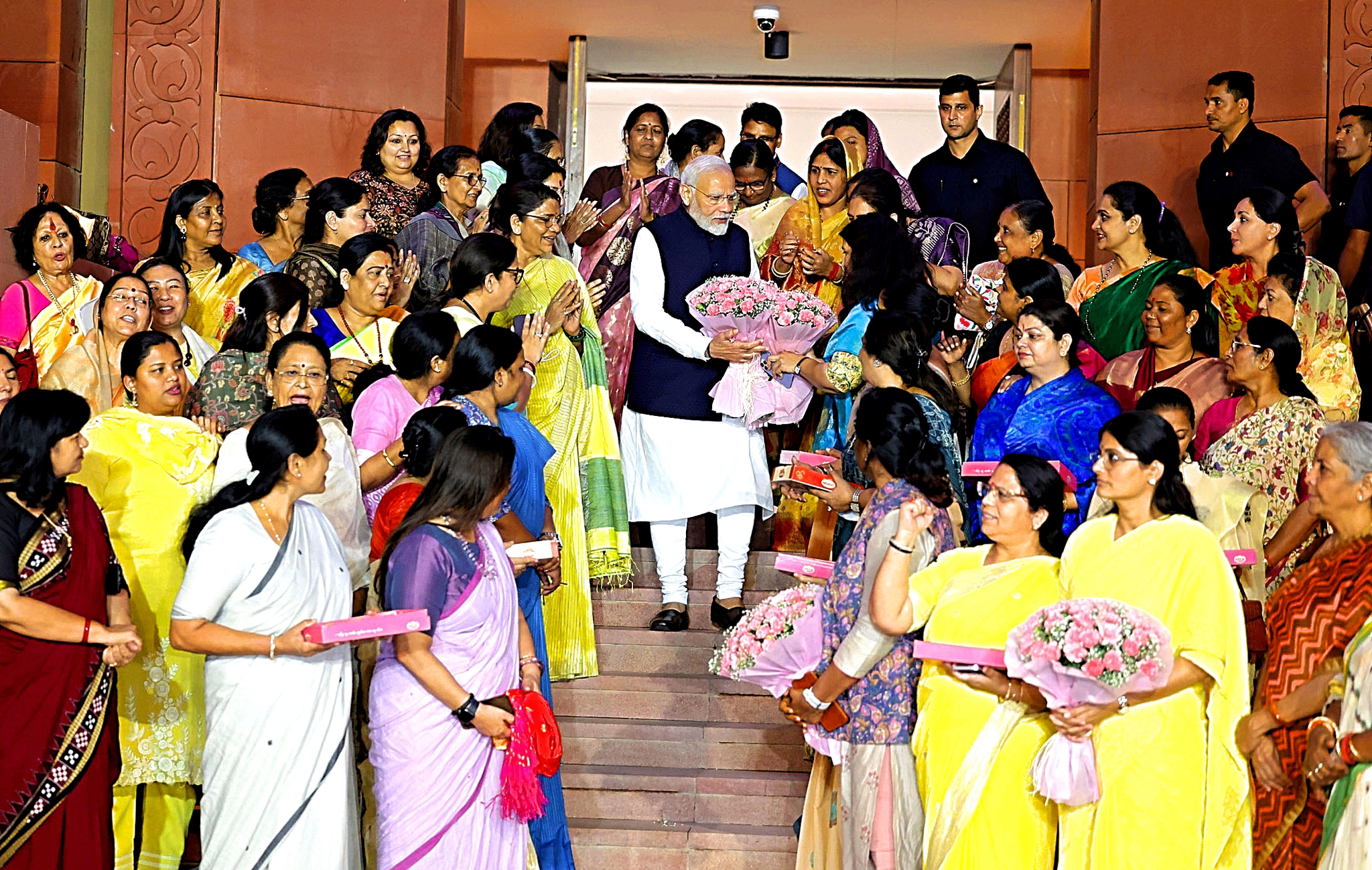 'महिला ही महिलाओं की दुश्मन हैं' कहावत को झुठलाना होगा, खेत-खलिहानों की महिलाओं के हितों के बारे में भी सोचना होगा संसद में बैठने वाली महिलाओं को ✍