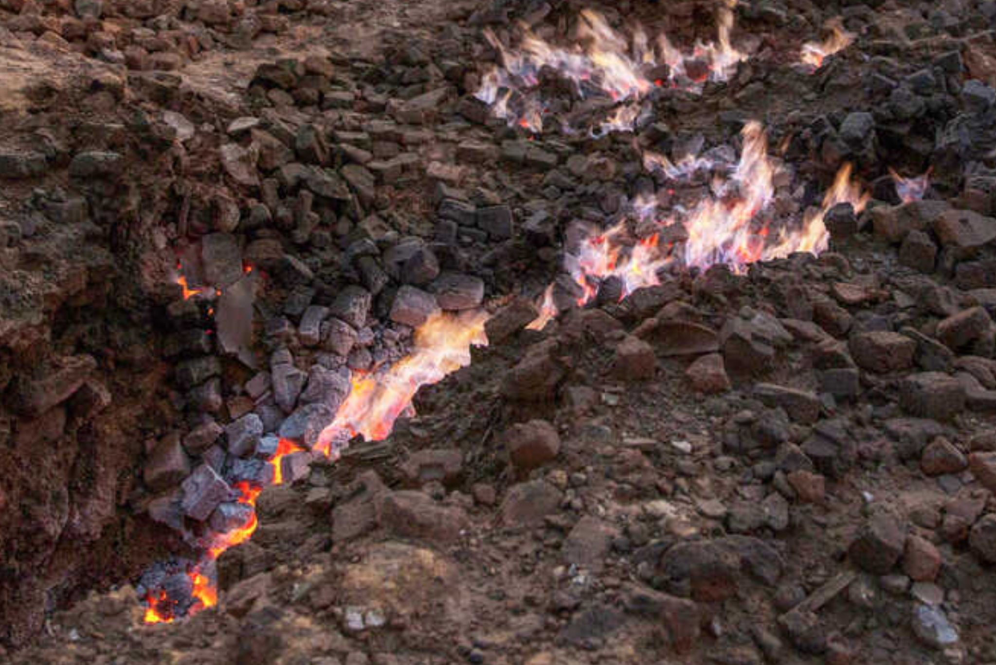 सच पूछिए तो कोई कोयला क्षेत्र से जुड़े अधिकारी, पदाधिकारी, नेता चाहते ही नहीं है कि झरिया कोयला खदानों की आग बुझे क्योंकि 'कोयला माफिया' के कई स्वरूप हैं 