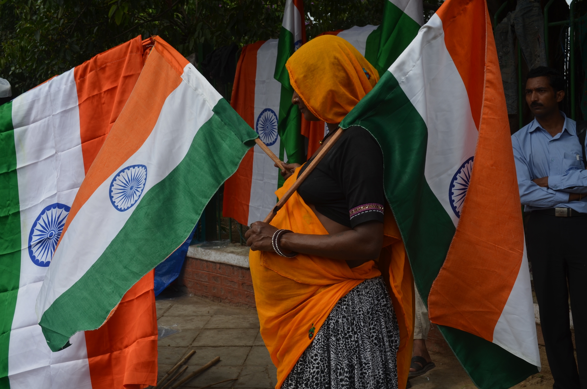 प्लास्टिक से बनाने वाले तिरंगा माफिया को ध्वस्त करें, खादी का तिरंगा खरीदें - मूल्य 198/- रुपये प्रति 3 x 2 फीट 