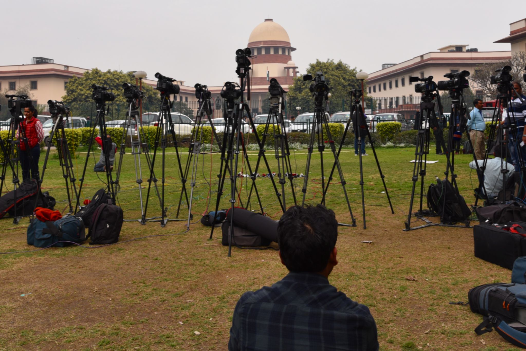 विशेष कहानी ✍ उपराष्ट्रपति महोदय कहते हैं: "आज की सरकार लाचार है। वह FIR दर्ज नहीं कर सकती"