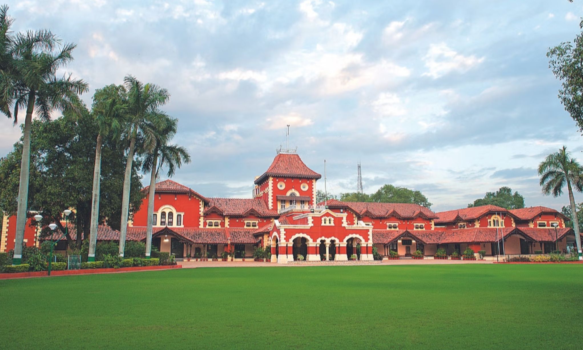 राज्यों के राज्यपाल और राज्य की नागरिकता :​ क्या आप इस भवन का निवासी बनेंगे? 