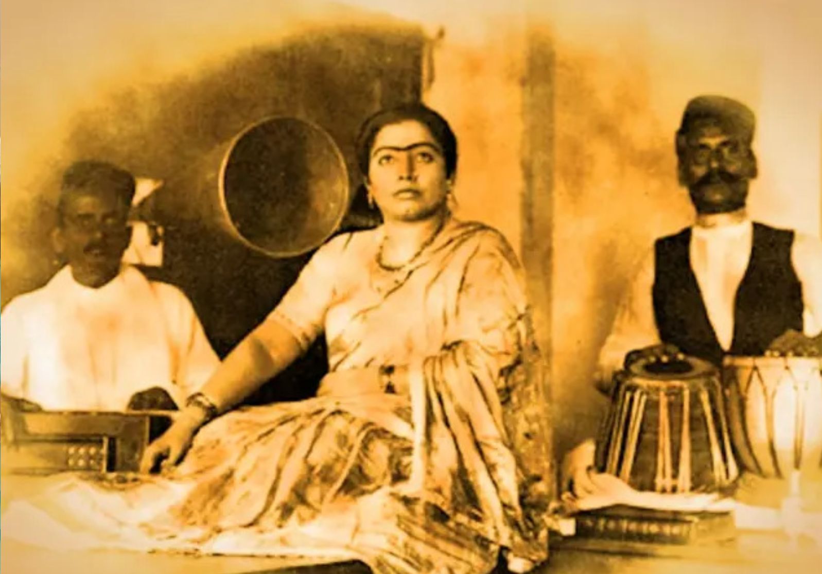 हम 'तवायफ़ बीबी गौहर जान' की गलियां में थे जिन्होंने 'पहला रिकार्डिंग' कर इतिहास बनायीं थीं, लोग उन्हें 'वेश्या' कह रहे थे   