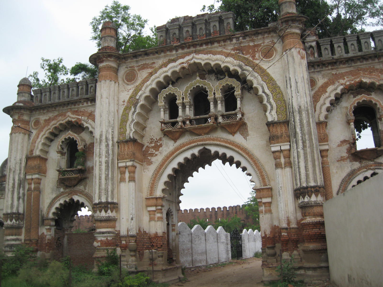 मिथिला के लोग ऐसे ही हैं(1)😢ईंटों से निकलती मिट्टियाँ दृष्टान्त है👁 जो इन सम्पत्तियों का मालिक है, वे कितना 'मानवीय' हैं 'निर्जीवों' के लिए 