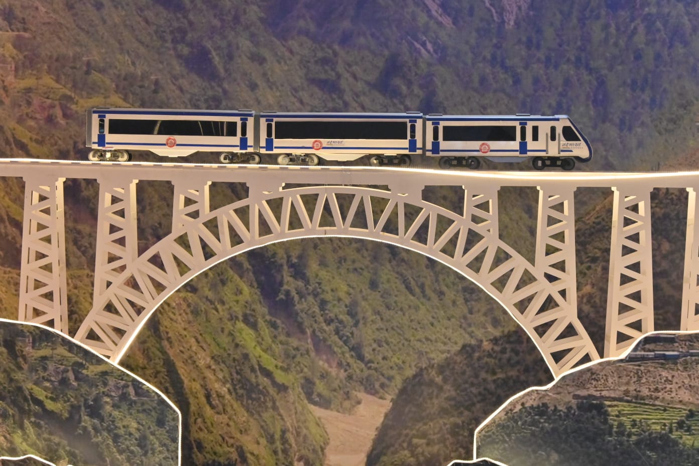 भारतीय रेल: महाकुंभ में भीड़ प्रबंधन पर प्रदर्शनी, नई दिल्ली स्टेशन पर 18 यात्रियों की मृत्यु और शिक्षा राज्य मंत्री का रेल मंत्रालय पर टिप्पणी - गजबे हो रहा है 