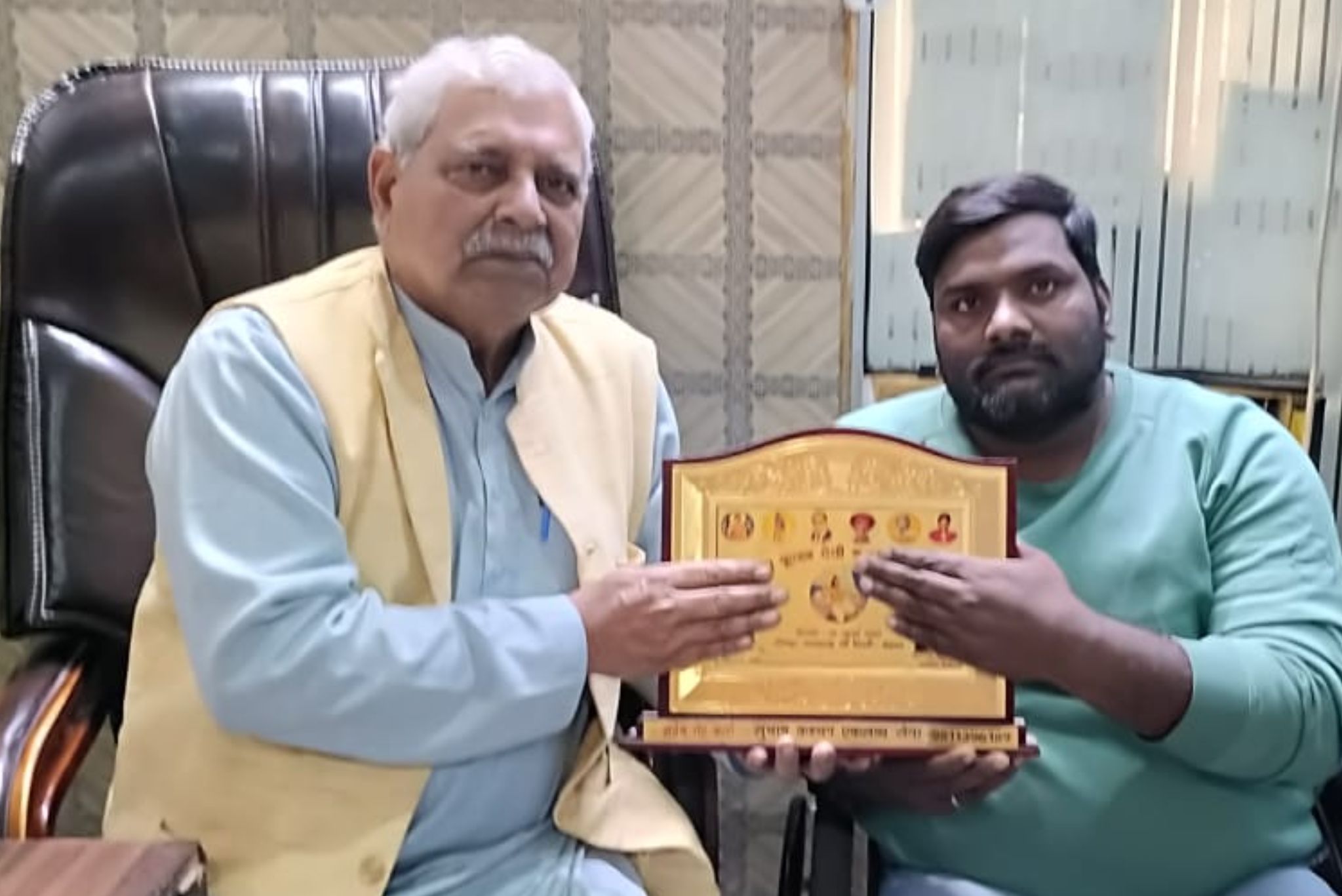 आदरणीय श्री मोदी जी!!! मैं मछुआरा हूँ, दिव्यांग हूँ, लेकिन तिरंगा के ख़ातिर इंग्लिश चैनल तैर कर पार करना चाहता हूँ, मदद करें 🙏 प्लीज़ 